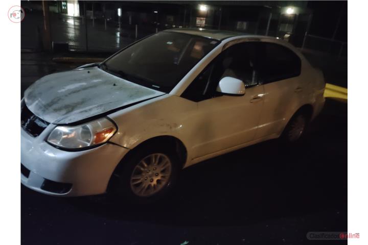 Suzuki SX4 - 2013. $1,000 o mejor oferta.