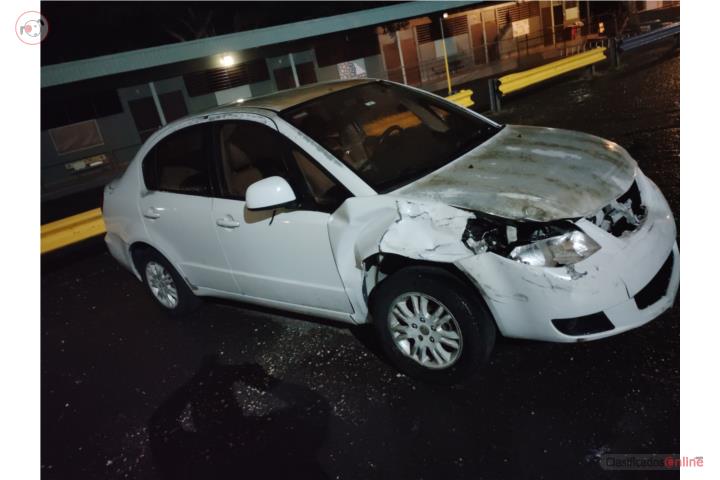 Suzuki SX4 - 2013. $1,000 o mejor oferta.