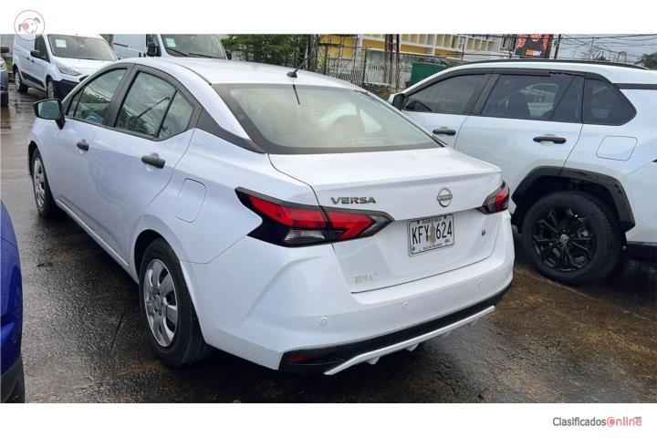 Nissan Versa S 2023 con 27k millas