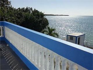 Ponce Seafront Furnished Home w/ Yard and Carport!, Ponce Clasificados