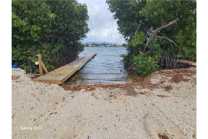 Sector-Playa Casa Remodelada y amueblada con muelle! Casa en Salinas