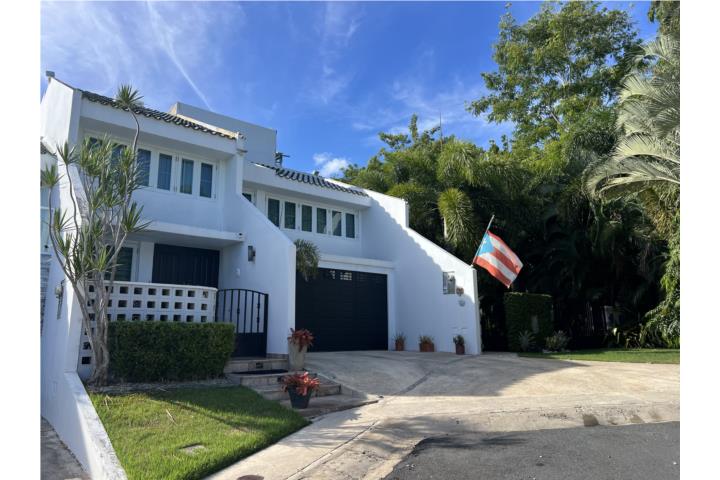 Urbanizacion-Haciendas Del Mar Ready to move 4/4.5 closed to the beach. Casa en Vega Alta