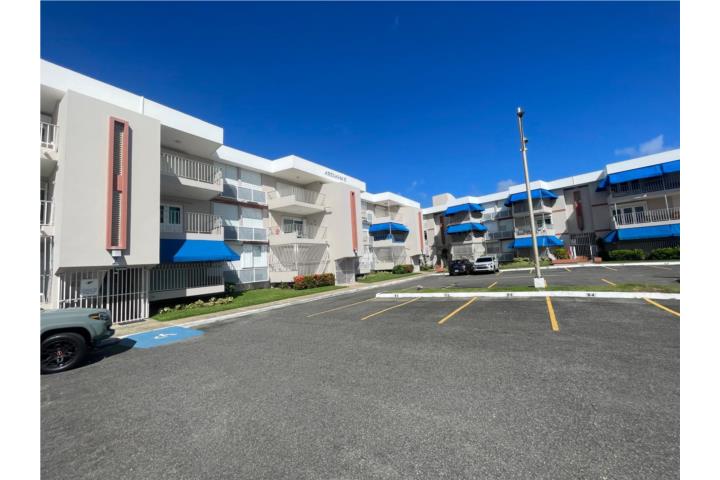 Condominio-Arenamar ARENA MAR- a pasos del mar! Apartamento/WalkUp en Luquillo