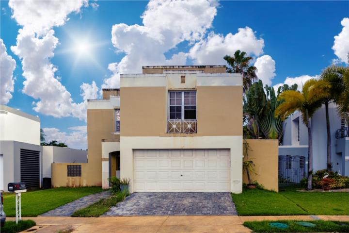 Urbanizacion-Camino Del Mar Exclusive Gated Community 4-2.5 Casa en Toa Baja