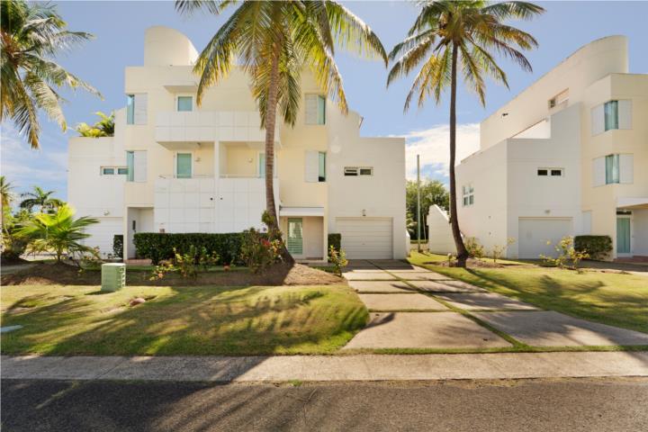 Urbanizacion-Villas De Golf Este Corner Villa de Golf with elevator & batteries Apartamento/WalkUp en Dorado