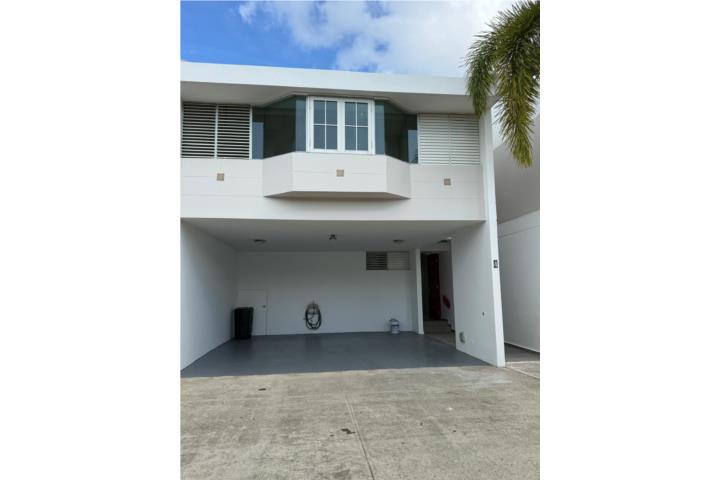 Urbanizacion-Villas De Flamboyan Cerca del Caparra Country Club Casa en Guaynabo