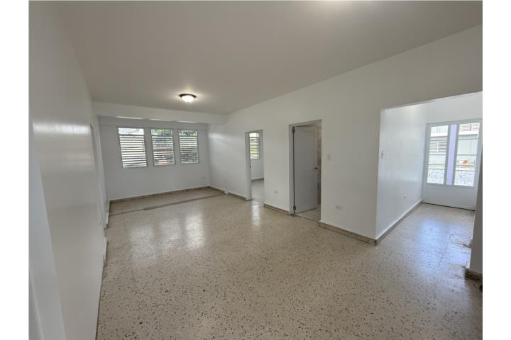 Barrio-Pueblo APTO. 4-2 2do PISO ENSERES A/C AGUA PKG Apartamento en Mayagüez