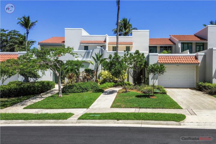 Lujoso Townhouse en Urb. Dorado Reef 3/3 $6K