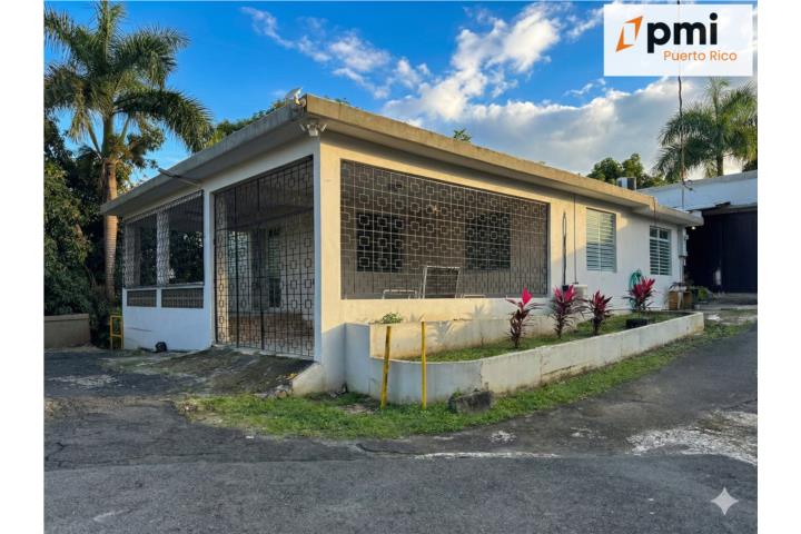 Barrio-Santo Domingo Amplia propiedad de 3 Cuartos 1 Baño Casa en San Juan - Río Piedras