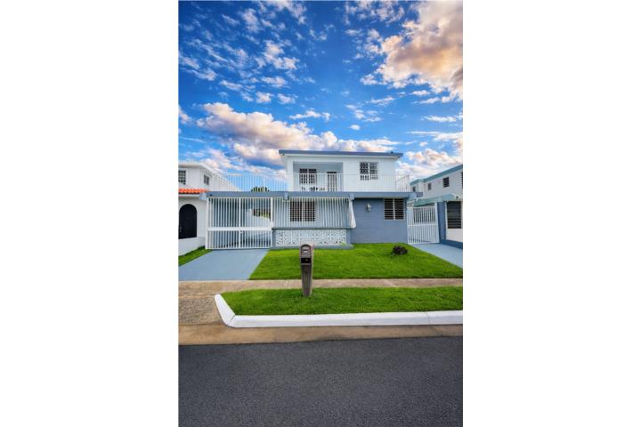 Condominio-Paseo Las Cumbres Agua&Luz incluida  Urb. Las Cumbres Casa en San Juan - Río Piedras