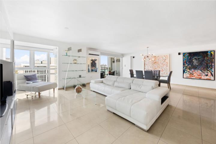 Apartamento de esquina con balcón y vista