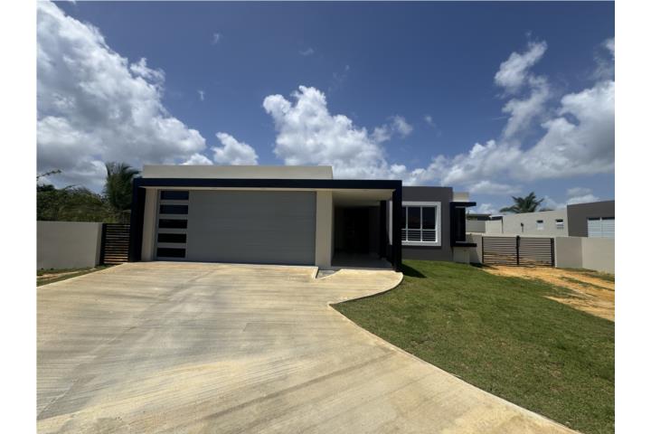 NUEVA! 3C, 2.5B, TERRAZA, ENSERES Y A/C'S!