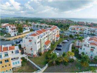 Furnished 3b/2.5ba Condo w/terrace & backyard