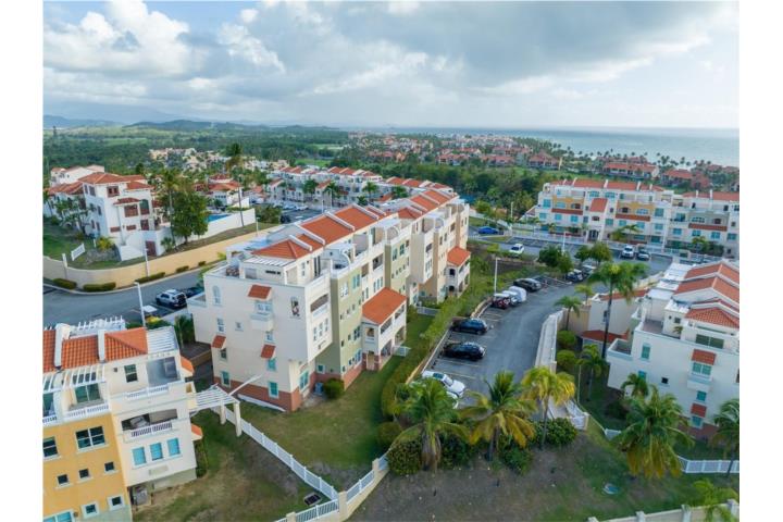 Furnished 3b/2.5ba Condo w/terrace & backyard