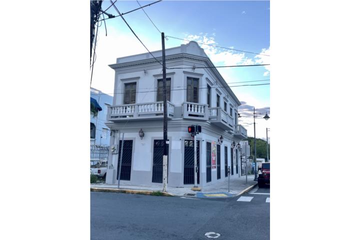 NUEVO EN EL MERCADO- ESPECTACULAR Y COMPLETAMENTE RENOVADO EDIFICIO EN EL CORAZÓN DE SANTURCE CON SU