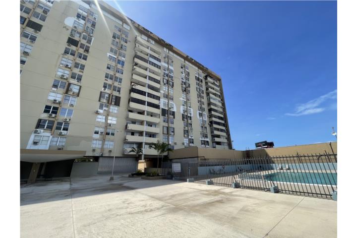 Lindo y acogedor apartamento en el tercer nivel con vista a la piscina, sala, comedor, cocina, tres,