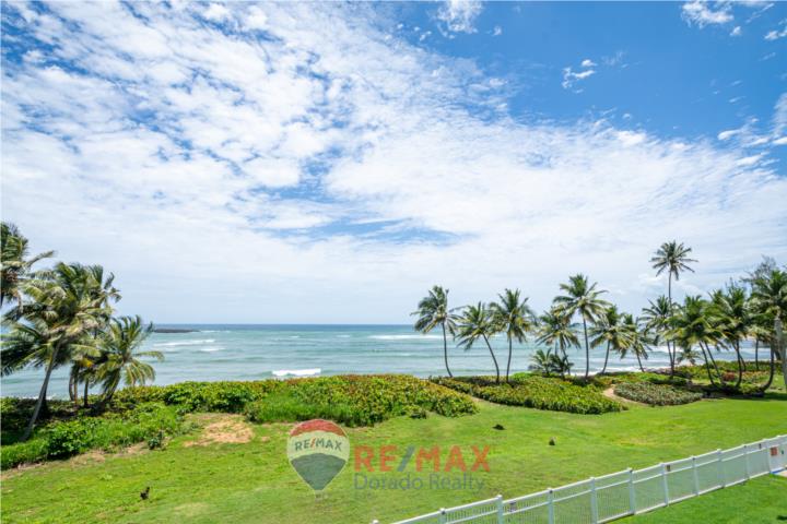 Spacious and comfortable oceanfront apartment located in the exclusive Atlantic View Court complex in Vega Baja.