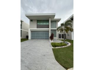 Nueva en el mercado – Venta de impresionante residencia de dos niveles ubicada en la exclusiva comun