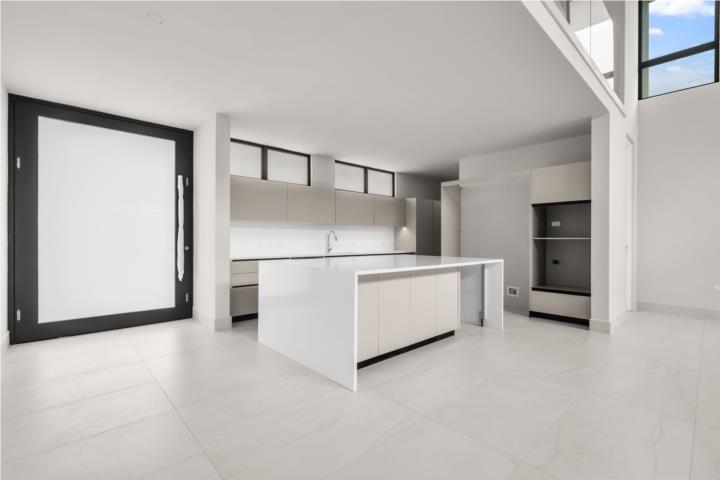 En la prestigiosa urbanización Riviera Parkview en Bayamón, se alza esta residencia moderna de diseñ