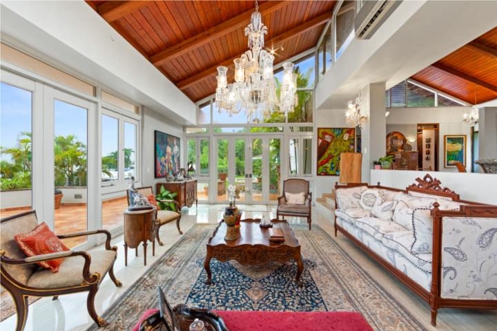 Located in the prestigious La Villa de Torrimar community in Guaynabo, this distinctive residence bl