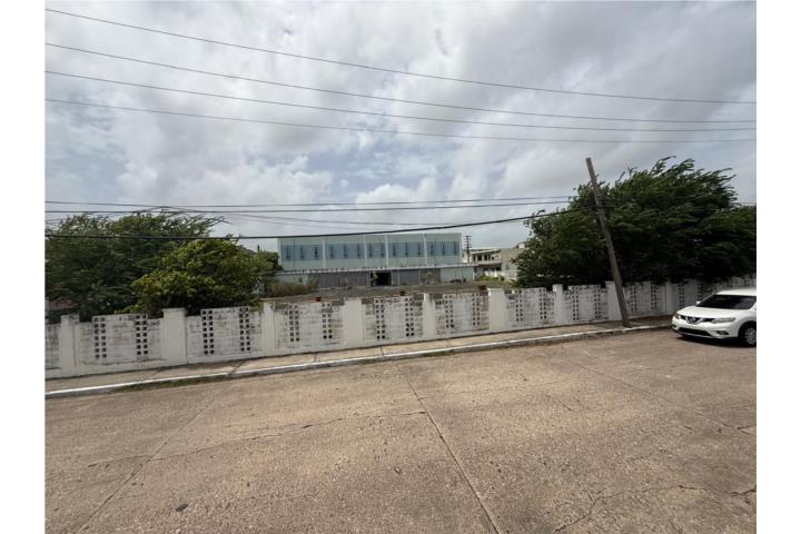 Se vende edificio de 32,000 pis cuadrados en el corazon de Arecibo, en la carretera # 2 , o Ave de D