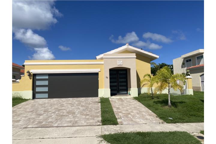 Se vende excelente propiedad de tres habitaciones y dos banos y medio, amueblada y equipada , tiene