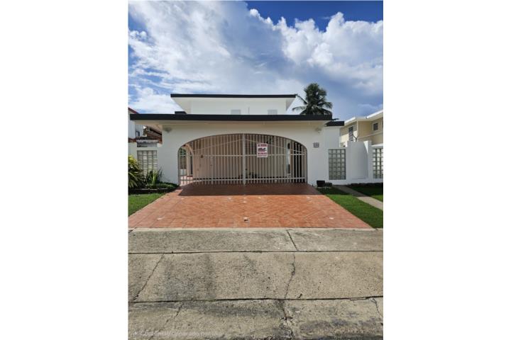 Espaciosa propiedad de 2 niveles con 4 habitaciones, 2 baños, sala, cocina, comedor, laundry, marque