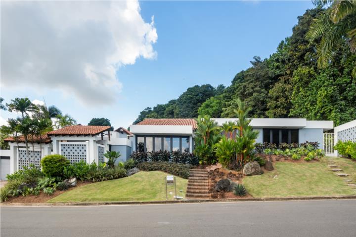 Esta elegante residencia de estilo moderno tropical en la exclusiva urbanización cerrada de La Colin