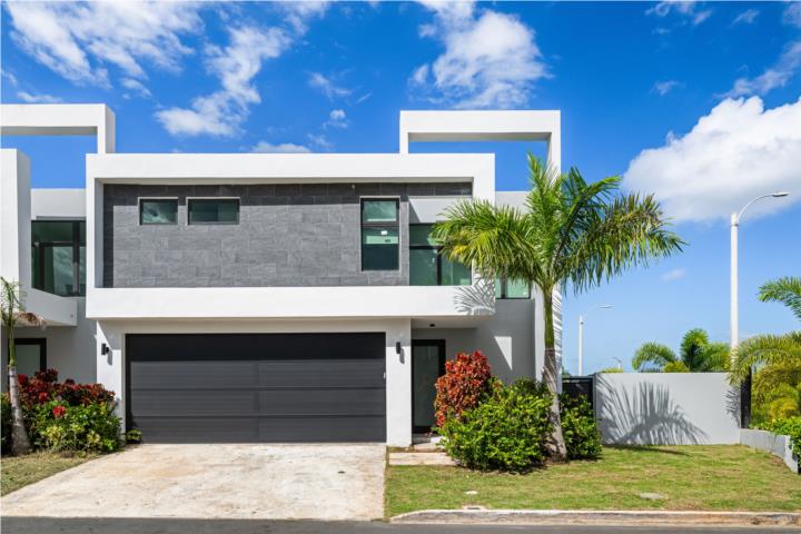 Esta bellísima residencia de dos plantas en The Villas at Río, Bayamón combina un diseño arquitectón