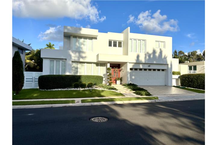 Casa Remodelada – De dos Niveles! • Lista para mudarte: Primer nivel con hermosa y amplia terraza, p