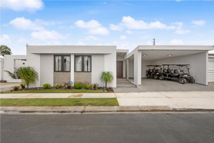 En venta elegante residencia completamente renovada ubicada en la prestigiosa comunidad de Dorado de