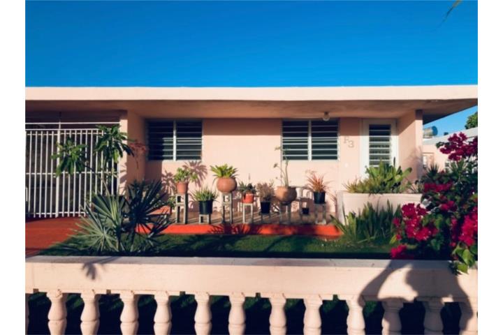 Descubre este hermoso hogar lleno de luz natural, rodeado de árboles frutales y plantas ornamentales