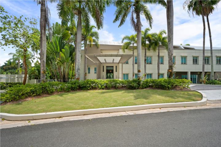 ¡Una joya arquitectónica diseñada para los gustos más exigentes! Esta casa cuenta con 7 habitaciones