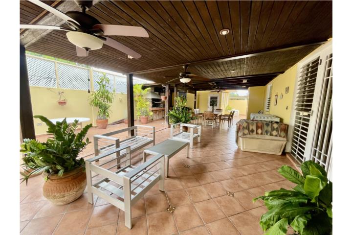 One-story house on Caoba Street, 700 square meters of land, steps from the beach.