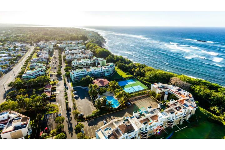 Este hermoso apartamento de tres niveles, con acceso directo a la playa, cuenta con una sala y comed