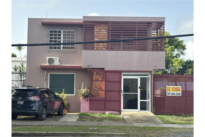 Tiene 3 apts, dos de una habitación y una de 4 hab .