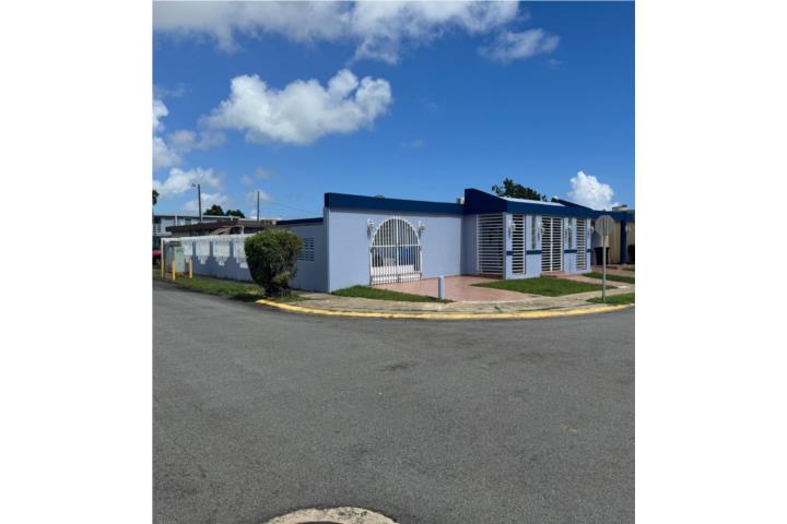 Excelente Esquina uso variado, se puede comprar para residencia, convertirla en income property, o Comercial.