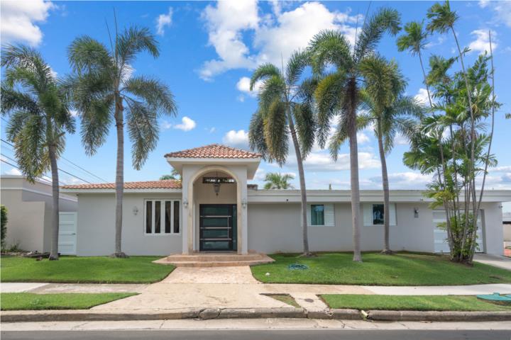 Esta residencia de lujo totalmente remodelada en la exclusiva comunidad de Torrimar, Guaynabo, ofrec