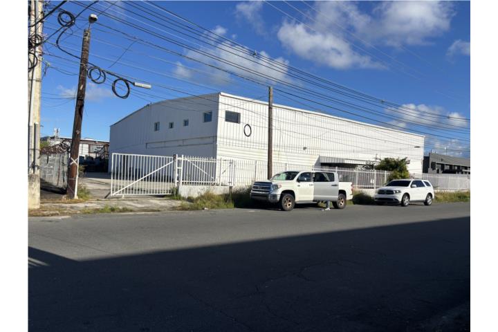 Se vende almacen industrial al lado de Muebleria Berrios Carolina a 5 minutos del aeropuerto, al lad