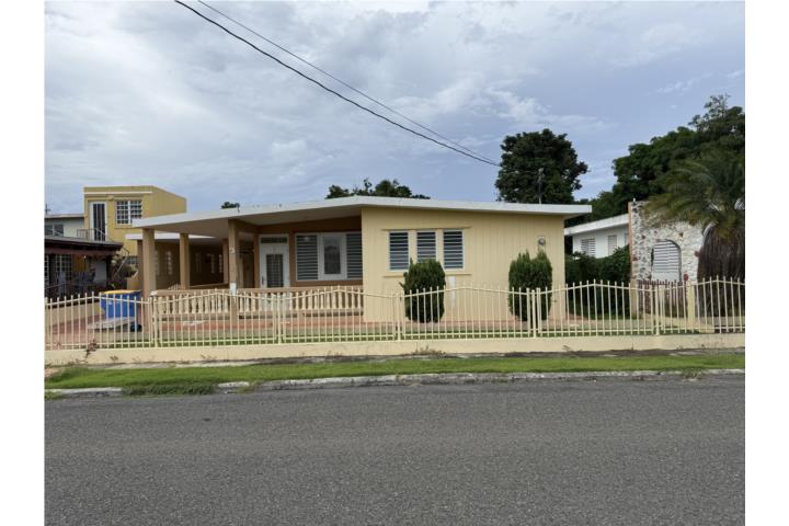Imagina vivir cerca de todo, en el corazón de Aguadilla ?? Esta casa en Camaseyes, calle Flamboyán,