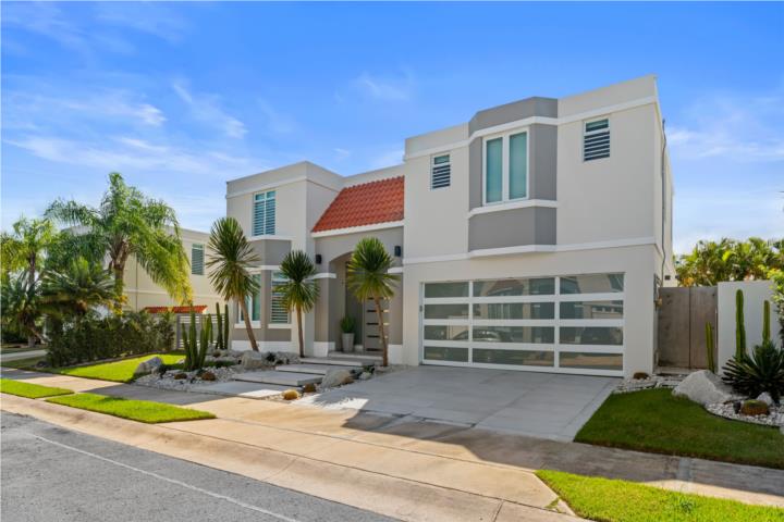 Residencia de Lujo en Paseo Los Corales II – Dorado, PR Elegancia, diseño moderno y una piscina espe