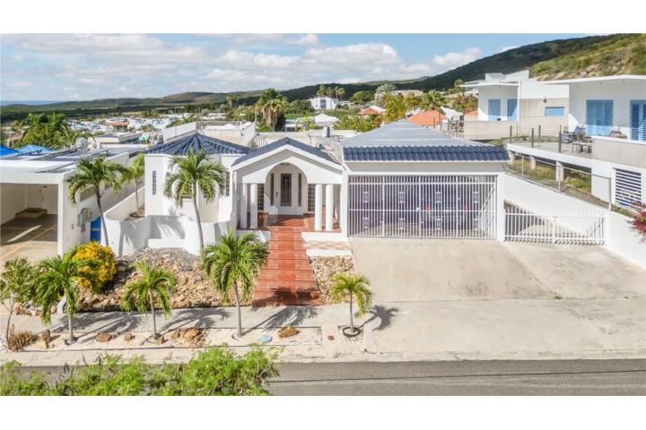 Located on a quiet, dead-end street in Urbanización Ocean View, this one-level single-family home of