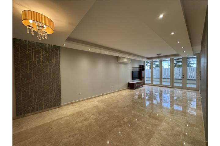 Llamar a Maritere 787-463-2568 Exquisito apartamento Garden en primer piso, sin escaleras, solo dos