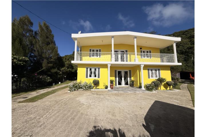 Ubicada en el corazón montañoso de Jayuya, Puerto Rico, esta hermosa propiedad multifamiliar ofrece