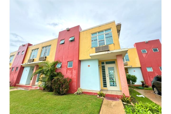 2601 Jardín Sereno | Este townhouse de 2 habitaciones y 3 baños ofrece una distribución funcional co