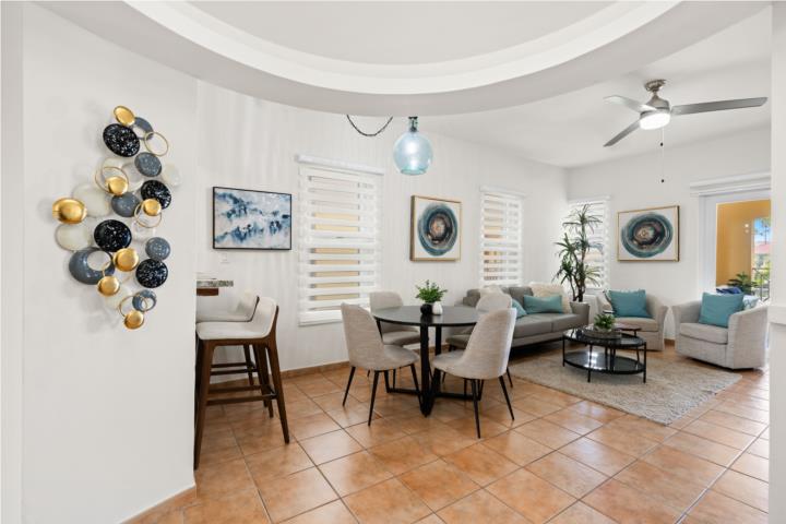 Residencia de dos habitaciones y dos baños con aproximadamente 1,300 pies cuadrados de espacio habit