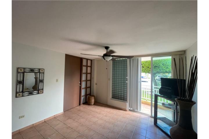 Precioso garden, de tres cuartos, dos baños, sala comedor, laundry y cocina.