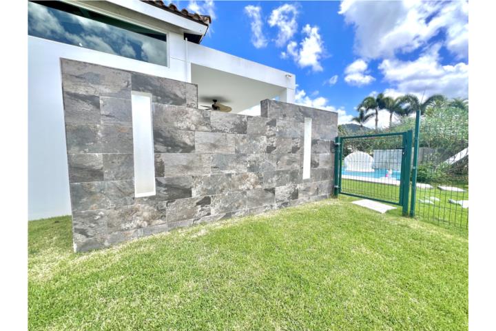 Esta magnifica y espectacular propiedad de arquitectura contemporanea moderna se destaca por sus esp