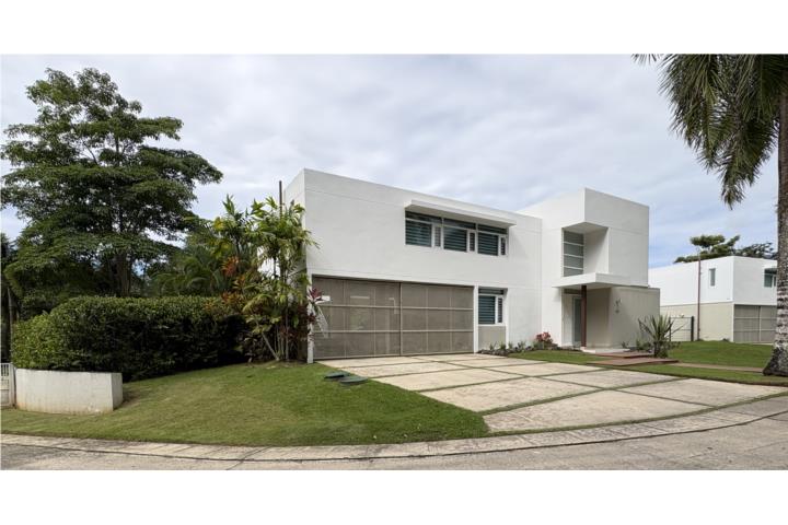 EXCLUSIVA RESIDENCIA DOS NIVELES ESQUINA-Con diseño contemporáneo.