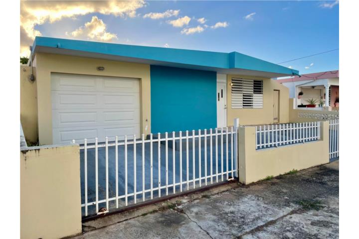 Residencia en muy buen estado de 3 habitaciones y 1 baño, marquesina extendida y un sistema de energ